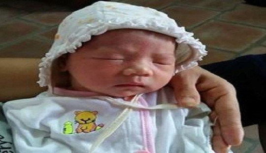 Hà Nội: Bé gái sơ sinh bị mẹ bỏ rơi trước cổng chùa