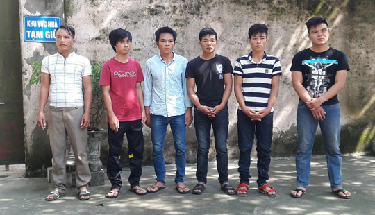 Bắt quả tang 6 đối tượng đang say sưa đánh bạc