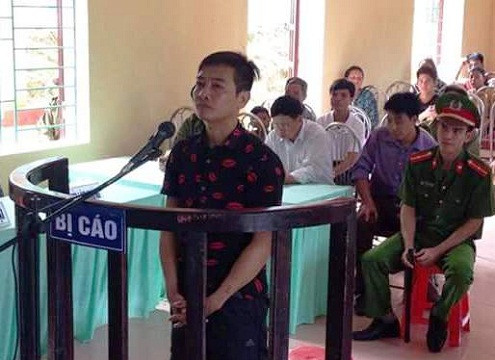 Uống rượu say đánh vợ, chém cả bố ruột