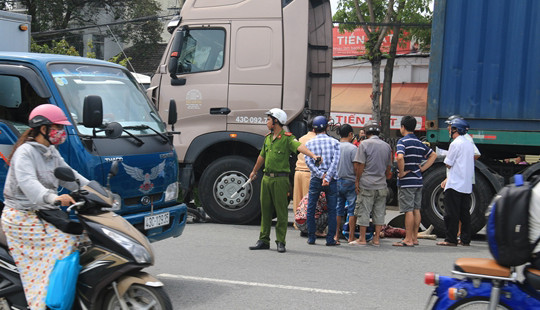 Va chạm với xe container, một cụ bà tử vong