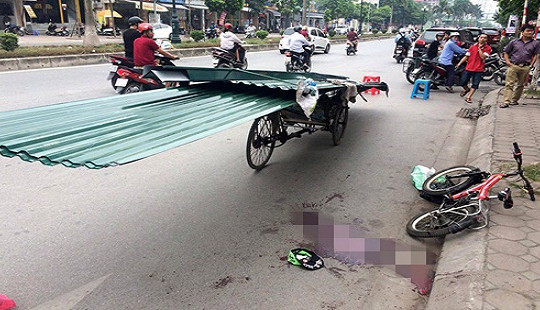 Khởi tố vụ cháu bé  9 tuổi bị tấm tôn cứa tử vong