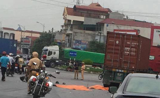 Hải Phòng: 2 anh em chết thảm dưới bánh xe container