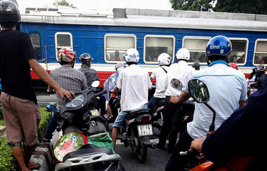 Đi trên đường ray, người đàn ông bị tàu hỏa tông văng 100m