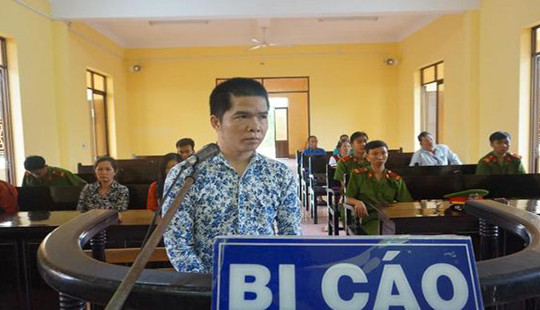 Dọa móc mắt nạn nhân để thực hiện hành vi hiếp dâm