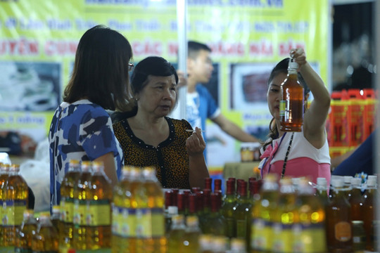 Người dân Thủ đô đổ xô đi mua nông sản “sạch, chất lượng cao"