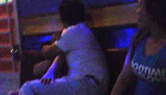 Phía sau cánh cửa karaoke- Kỳ 2: Cuộc chiến giữa các “đào hát” để kiếm tiền bo từ khách