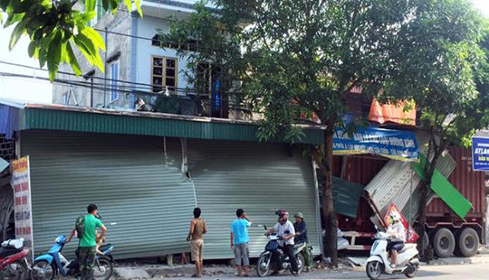 Container mất lái đâm liên tiếp 3 nhà dân ven đường