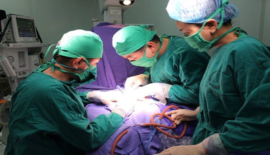 Phẫu thuật thành công cho bé trai 4 ngày tuổi bị u tuyến thượng thận