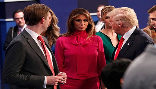 Chiếc áo Sơmi của vợ tỷ phú Trump cháy hàng sau cuộc tranh luận