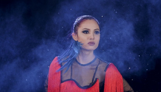 Fung La mở màn show diễn của NTK Nguyễn Công Trí