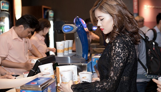 Hot girl Milan Phạm lẻ bóng đi xem phim giữa tin đồn tình cảm với Tiến Đạt