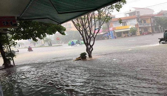 Mưa lũ miền Trung: 4 người thiệt mạng, mất tích, đường sắt Bắc-Nam tê liệt