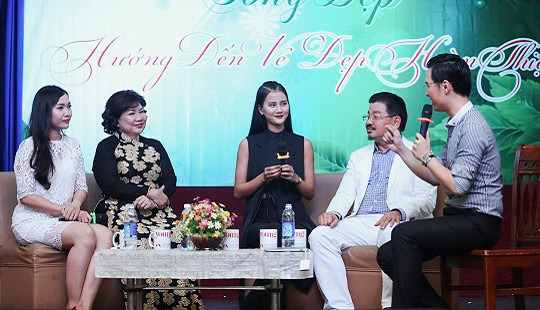 Quán quân Vietnam’s Next Top Model Hương Ly “sống đẹp” cùng sinh viên