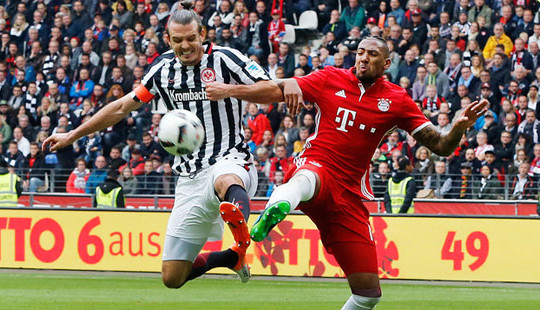 Bayern bất ngờ bị Frankfurt cầm chân