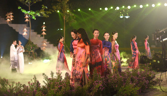 Trên ba vạn lượt khách tham quan Festival áo dài Hà Nội