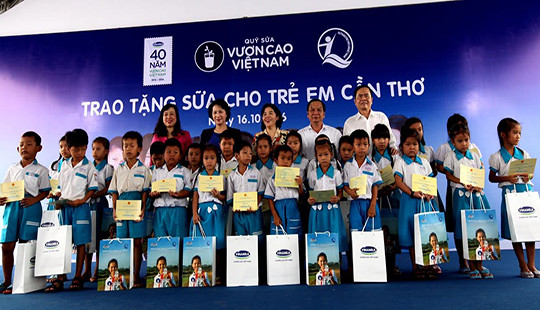 Quỹ sữa Vươn cao Việt Nam và Vinamilk trao tặng sữa cho trẻ em tại Cần Thơ