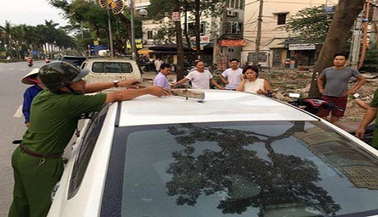 Hà Nội: Thanh sắt trên cao bất ngờ rơi trúng xe ô tô 4 chỗ
