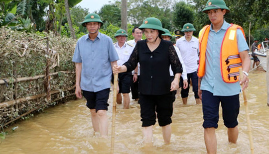 Chủ tịch Quốc hội đi xuồng, lội nước thăm hỏi người dân vùng rốn lũ Hà Tĩnh
