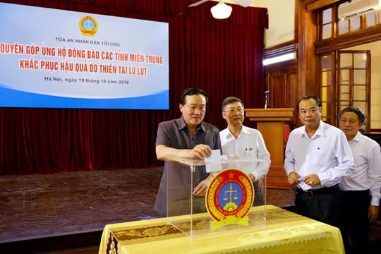 Cán bộ, công chức TANDTC quyên góp ủng hộ đồng bào bị mưa lũ ở miền Trung