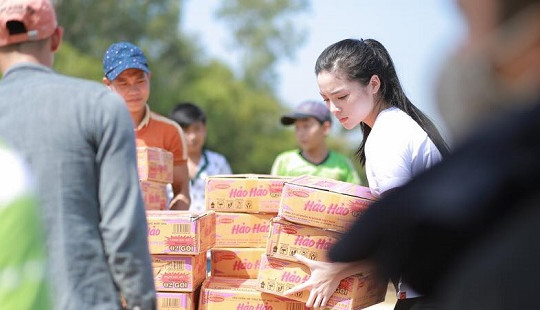 Hoa hậu Kỳ Duyên lội bùn, đến từng nhà bà con vùng lũ trao quà từ thiện