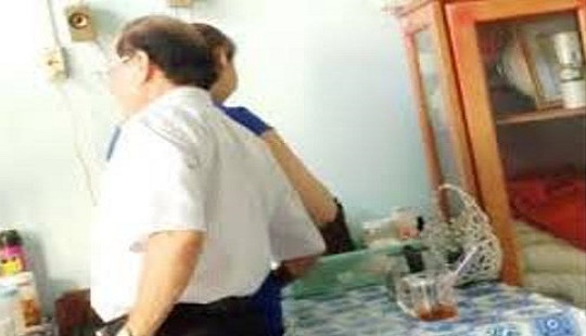 Khiển trách về mặt Đảng Phó Giám đốc "sờ đùi" tạp vụ