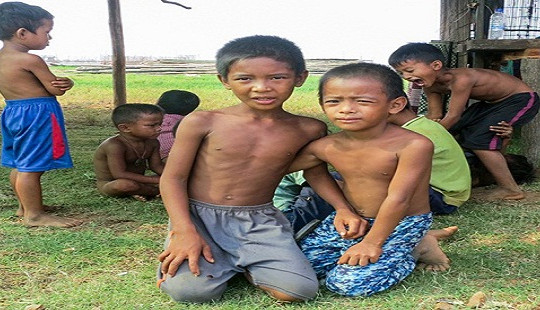 Hiu hắt “xóm Việt kiều”