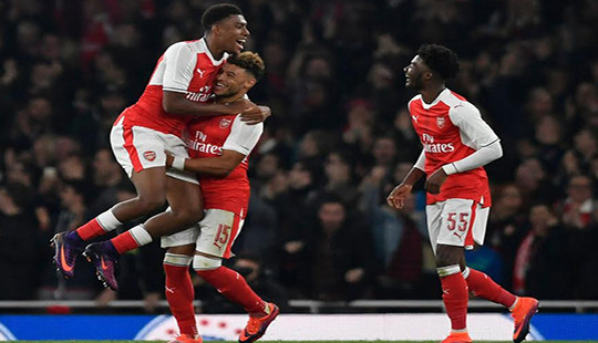 Chamberlain lập công, Arsenal vượt qua Reading
