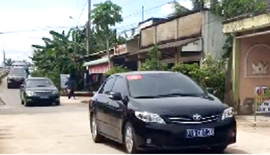 Thông tin về clip được cho là Đoàn xe của "Chủ tịch Quốc hội về thăm quê" là bịa đặt
