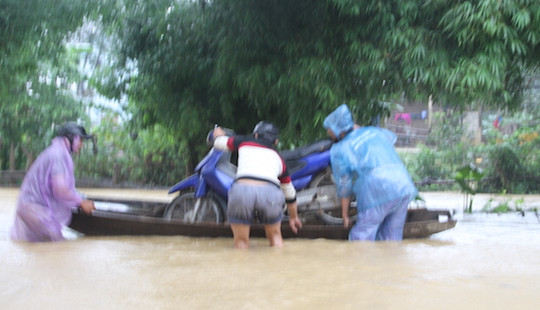 Người dân Hà Tĩnh hối hả dọn đồ chạy lũ