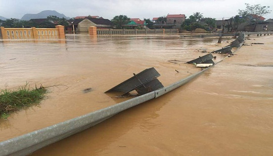Quảng Bình: Lũ lên cao, các tuyến đường trọng điểm bị chia cắt