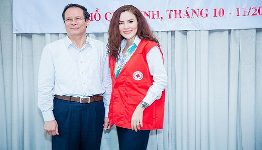 Á hậu Phương Lê giản dị sơ mi trắng đi từ thiện