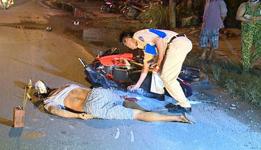 Vĩnh Long: Một người đi xe máy ngã xuống đường bị xe tải cán chết