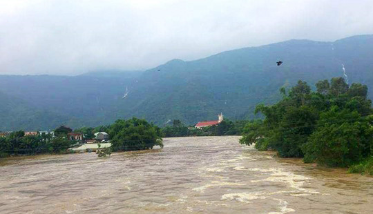 Mưa lũ miền Trung: 20 người thương vong