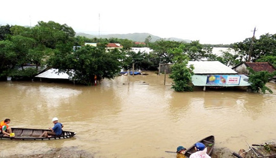 Mưa lớn kéo dài, nam Trung Bộ lũ lên nhanh