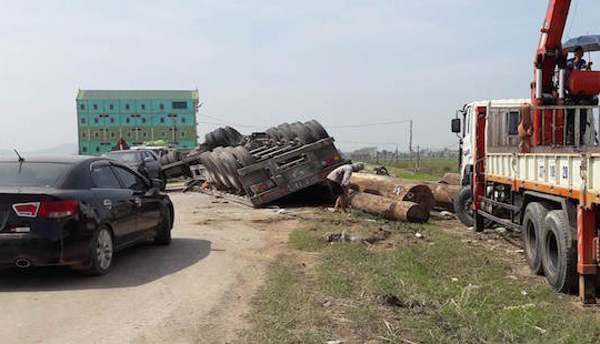 Xe tải nổ lốp, lật nghiêng trên quốc lộ 7