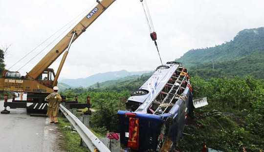 Vụ lật xe khách ở Quảng Nam: Mẹ gào khóc tìm con trong hoảng loạn