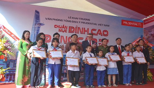 Prudential trao quà cho học sinh nghèo nhân dịp khai trương Văn phòng tổng đại lý Bắc Vinh
