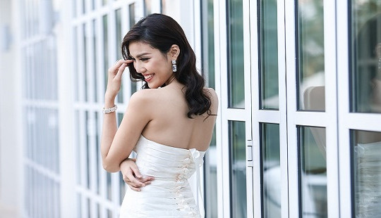Lan Khuê điệu đà với đầm trắng bó sát, khoe eo thon dáng chuẩn