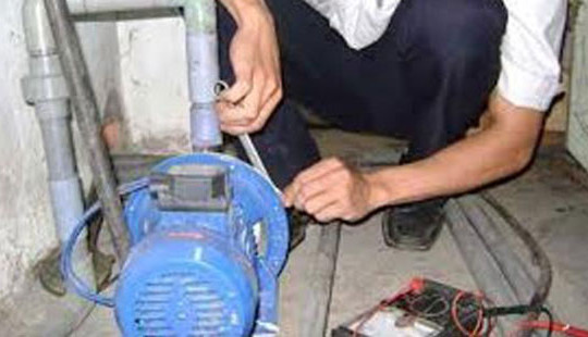 Sửa máy bơm nước, một người bị điện giật tử vong