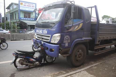 Một thầy giáo bị thương nặng sau khi tông vào đầu xe tải