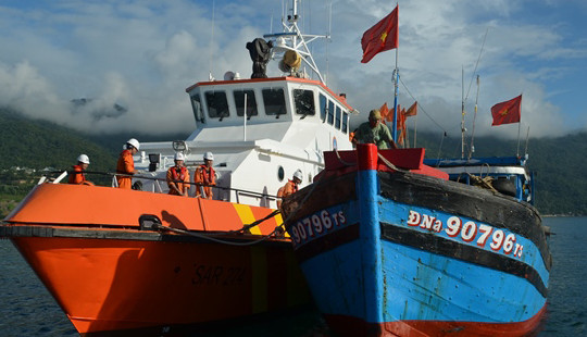 Cứu 3 ngư dân trên tàu cá sắp chìm
