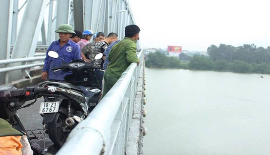 Buồn chuyện gia đình, nhảy cầu Bến Thủy tự vẫn