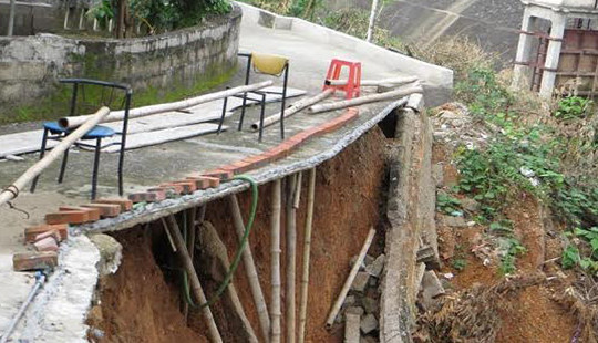 Nghệ An: Sạt lở bờ kè sông Đào đe dọa hàng chục hộ dân