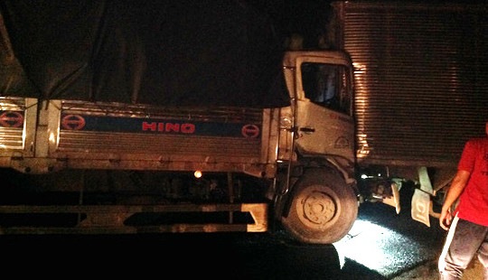 Xe máy đi ngược chiều trên cao tốc, 6 ô tô tông liên hoàn