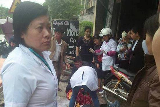 Đi đòi tiền, người phụ nữ chuyển dạ "vượt cạn" bên vệ đường
