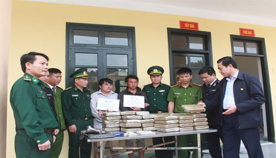 Hà Tĩnh: Bắt giữ hai đối tượng vận chuyển 60 bánh cần sa