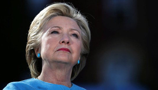 Thừa nhận thất bại trước ông Trump, ai thuyết phục bà Clinton "chơi đẹp"?