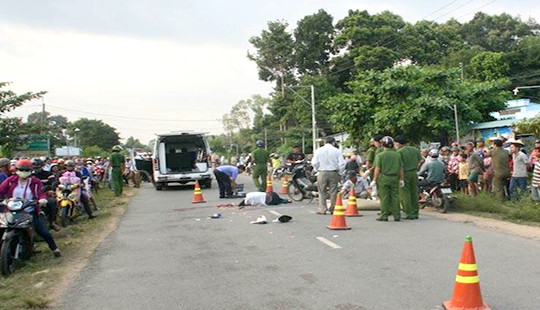 Trà Vinh: Xe tải cán qua người, hai nạn nhân tử vong tại chỗ