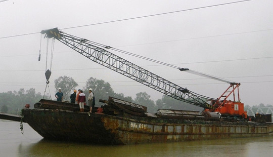 Kịp thời cứu nạn sà lan 400 tấn sắp va vào trụ cầu