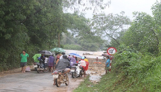 Mưa lũ gây chia cắt, thiệt hại nhiều nơi ở nam Trung bộ